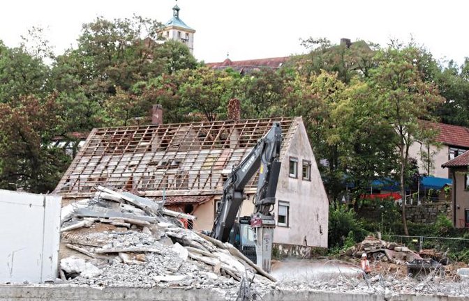 Abriss vor dem Neubau: Am Alten Postweg in Vaihingen frisst sich in diesen Tagen der Bagger mit dem Abbruchmeißel durch den Beton der ehemaligen Werkstatthallen des Christlichen Jugenddorfwerks. Hier soll die neue Vaihinger Sporthalle gebaut werden. Kosten der Abbrucharbeiten: rund 270 000 Euro.  Foto: Arning