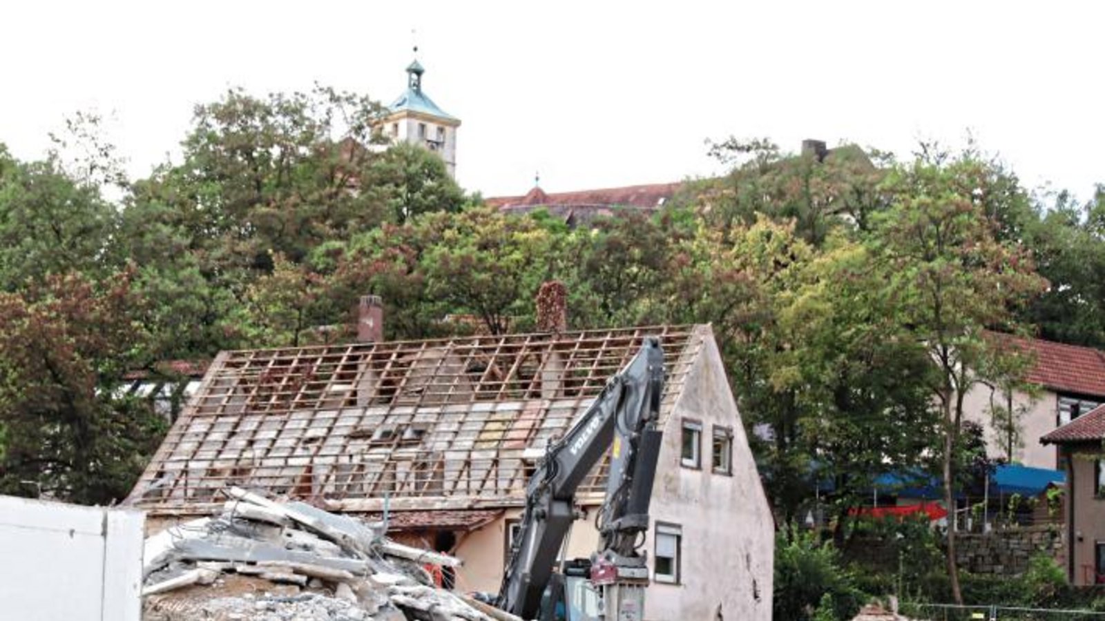 Abriss vor dem Neubau: Am Alten Postweg in Vaihingen frisst sich in diesen Tagen der Bagger mit dem Abbruchmeißel durch den Beton der ehemaligen Werkstatthallen des Christlichen Jugenddorfwerks. Hier soll die neue Vaihinger Sporthalle gebaut werden. Kosten der Abbrucharbeiten: rund 270 000 Euro. Foto: Arning Abriss vor dem Neubau: Am Alten Postweg in Vaihingen frisst sich in diesen Tagen der Bagger mit dem Abbruchmeißel durch den Beton der ehemaligen Werkstatthallen des Christlichen Jugenddorfwerks. Hier soll die neue Vaihinger Sporthalle gebaut werden. Kosten der Abbrucharbeiten: rund 270 000 Euro. Foto: Arning