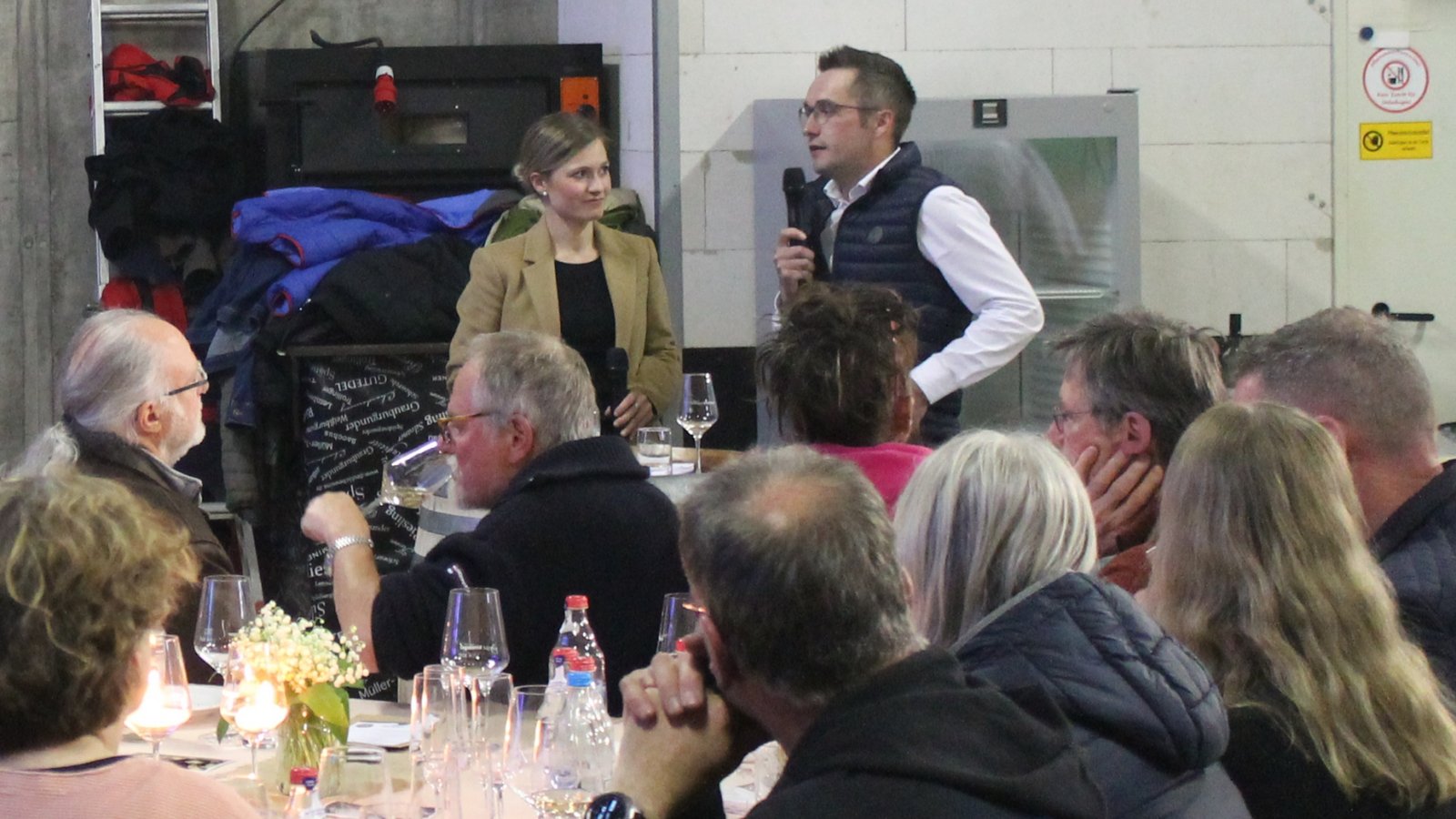 Die ehemalige deutsche Weinkönigin Carolin Klöckner und Michael Kinzinger stellten dem Publikum die acht Weine vor.  Foto: Pfisterer