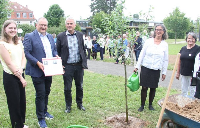 Ein Korbinian-Apfelbaum wird zur Erinnerung an alle Opfer der NS-Euthanasie gepflanzt (von links): Louisa Glemser, Schulleiter Helmut Dinkel, Bürgermeister Holger Albrich sowie Britta Luxem, Elisabeth Kauz und Christiane Hähnle vom Projekt „Einfach singen