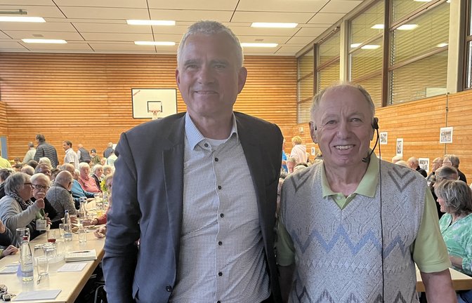 Lob für den Vortrag von Gottfried Dupper (rechts) spendet beim Heimatabend auch Sachsenheims Bürgermeister Holger Albrich. <span class='image-autor'>Foto: Glemser</span>
