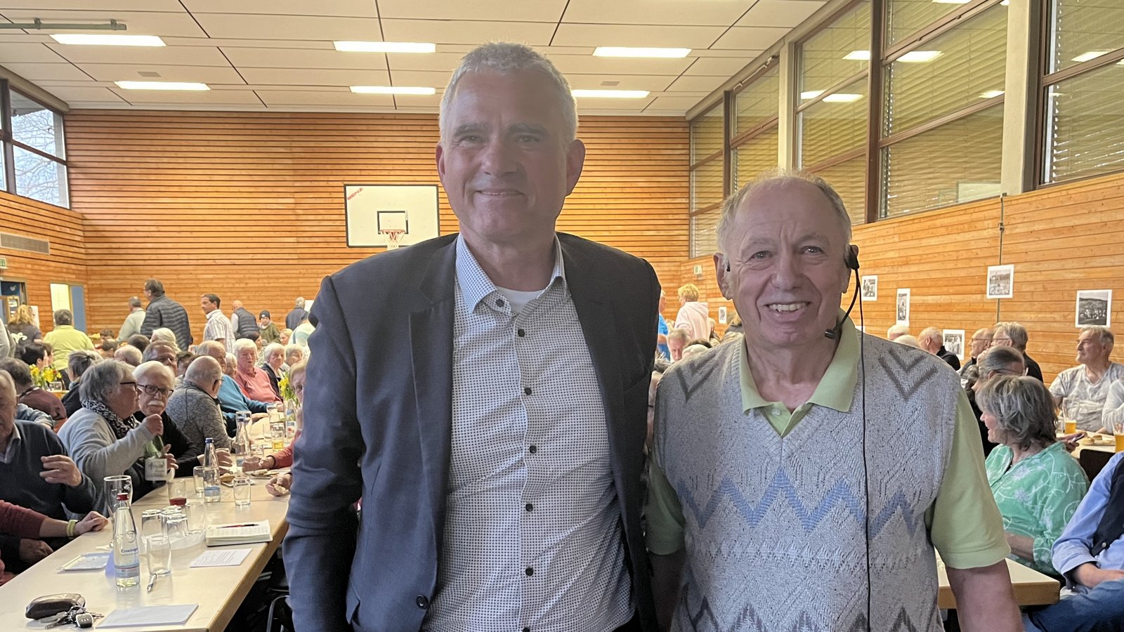 Lob für den Vortrag von Gottfried Dupper (rechts) spendet beim Heimatabend auch Sachsenheims Bürgermeister Holger Albrich. Foto: Glemser Lob für den Vortrag von Gottfried Dupper (rechts) spendet beim Heimatabend auch Sachsenheims Bürgermeister Holger Albrich. Foto: Glemser