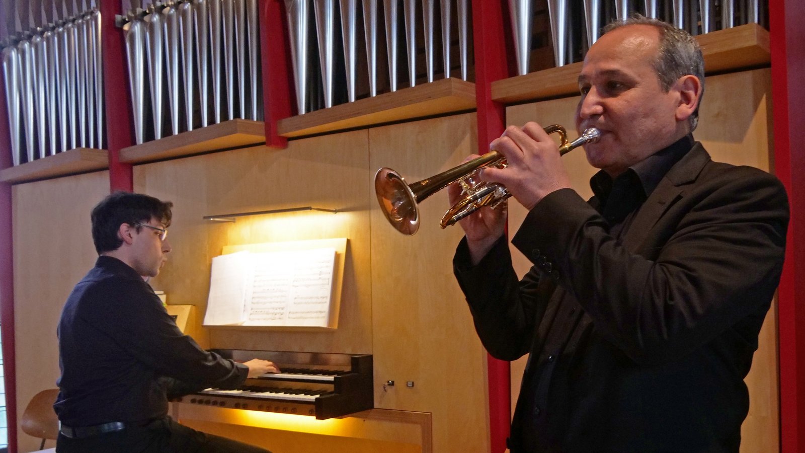 Trompeten-Virtuose Rozmurat Arnakuliyev und Kantor Markus Piringer harmonieren am Sonntag eindrucksvoll.  Foto: Friedrich
