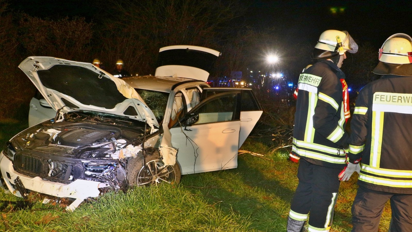 Der Unfallwagen an der B 10 mit Einsatzkräften. Foto: KS-Images.de/Rometsch Der Unfallwagen an der B 10 mit Einsatzkräften. Foto: KS-Images.de/Rometsch