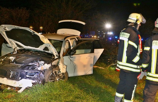 Der Unfallwagen an der B 10 mit Einsatzkräften.  <span class='image-autor'>Foto: KS-Images.de/Rometsch</span>