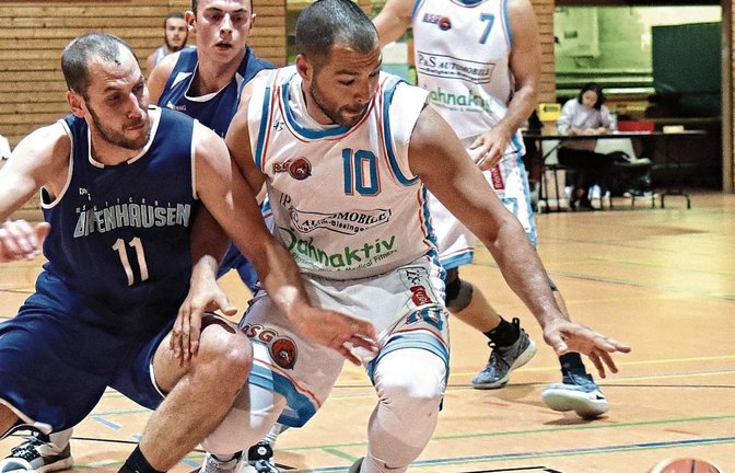 Für die BSG Vaihingen/Sachsenheim und ihren Trainer Themis Koupidis (vorne rechts) ist das Turnier in Vaihingen erfolgreich verlaufen. Foto: Küppers