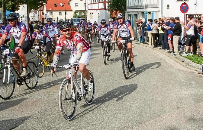 Gemächlich rollt das Feld beim Charity Bike Cup durch Eberdingen. Erst in der letzten Runde wurde das Tempo angezogen. Foto: Simecek