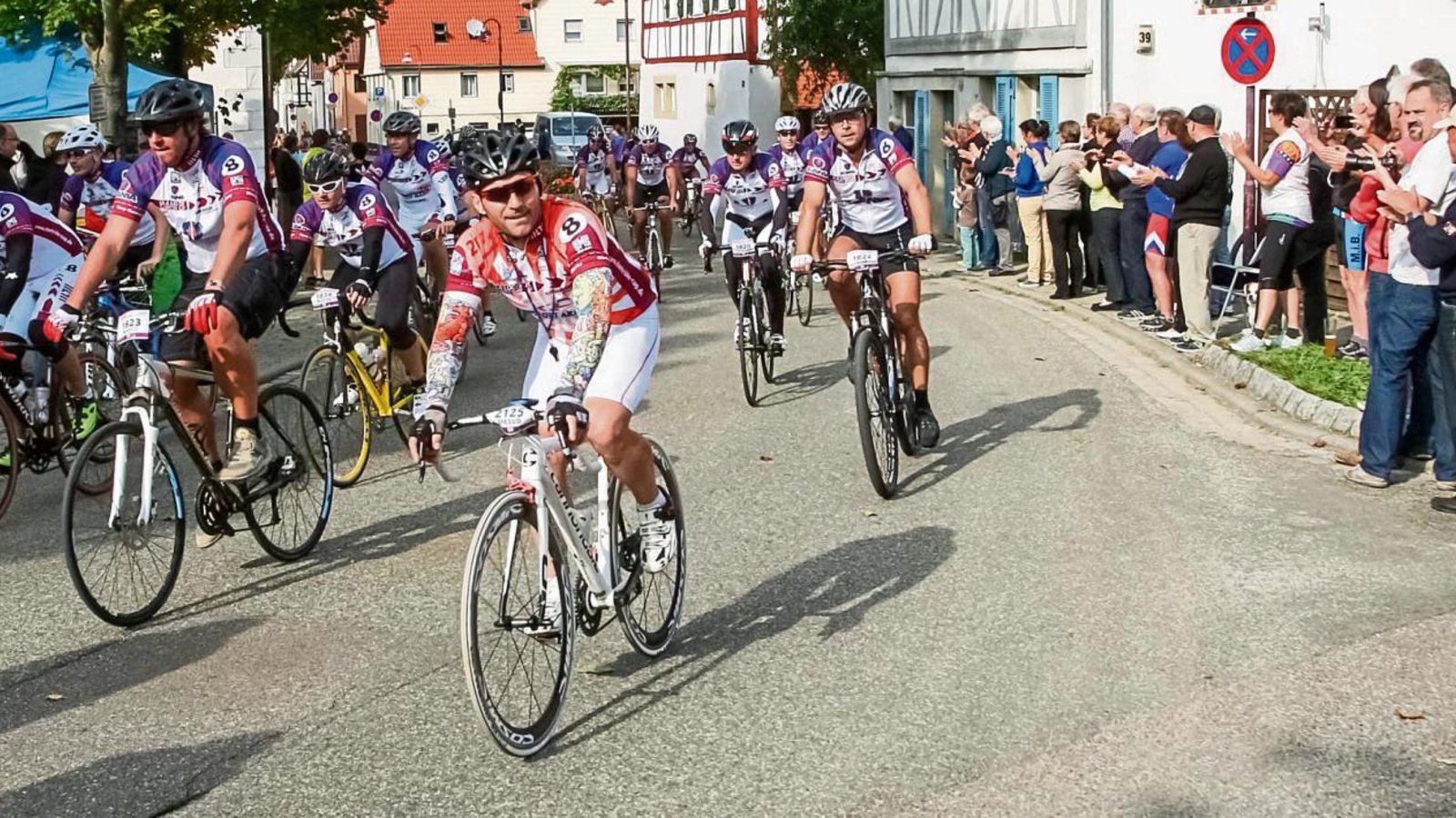 Gemächlich rollt das Feld beim Charity Bike Cup durch Eberdingen. Erst in der letzten Runde wurde das Tempo angezogen. Foto: Simecek