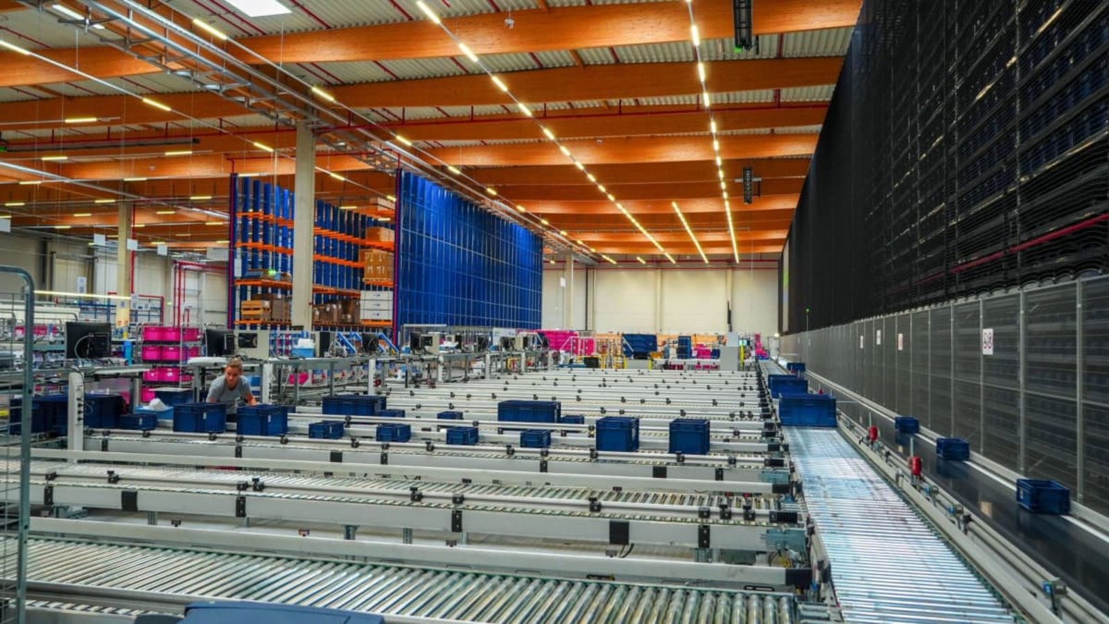 Blick ins Innere eines Honold-Defense-Center. Von dort aus versorgt der Logistikdienstleister die Kunden aus der Verteidigungsindustrie mit Teilen und liefert diese direkt in die Fertigung.Honold Blick ins Innere eines Honold-Defense-Center. Von dort aus versorgt der Logistikdienstleister die Kunden aus der Verteidigungsindustrie mit Teilen und liefert diese direkt in die Fertigung.Honold
