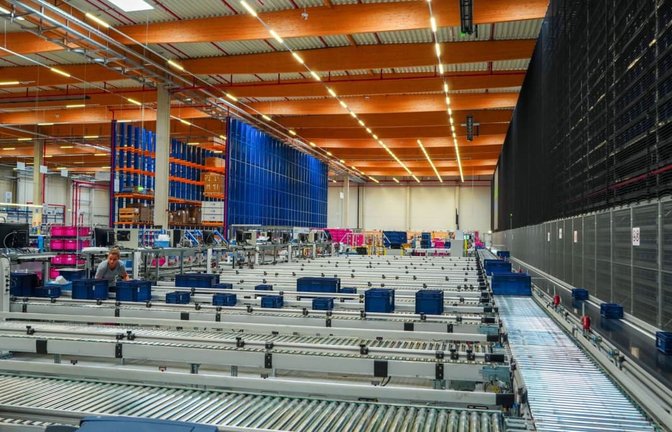Blick ins Innere eines Honold-Defense-Center. Von dort aus versorgt der Logistikdienstleister die Kunden aus der Verteidigungsindustrie mit Teilen und liefert diese direkt in die Fertigung.<span class='image-autor'>Honold</span>