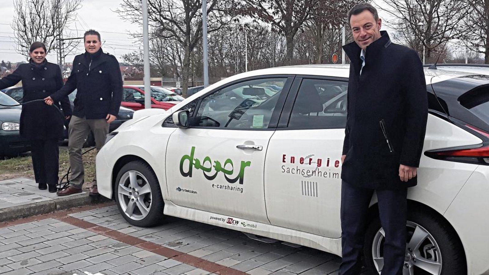 Ricarda Becker (von links), Bereichsleiterin von Deer, Wirtschaftsförderer Matthias Friedrich und Heiko Engel von der Energie Sachsenheim stellten das neue Angebot vor.  Foto: p