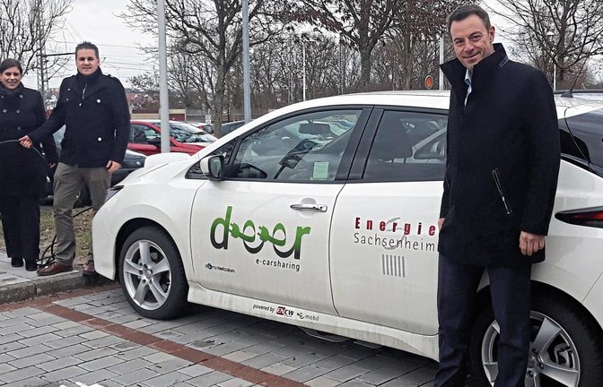 Ricarda Becker (von links), Bereichsleiterin von Deer, Wirtschaftsförderer Matthias Friedrich und Heiko Engel von der Energie Sachsenheim stellten das neue Angebot vor.  Foto: p