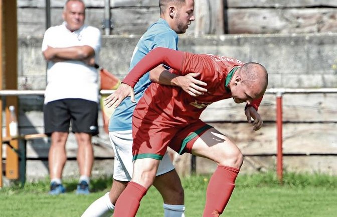 Luka Loncar vom TSV Häfnerhaslach (links) geht beim 2:0-Sieg seiner Mannschaft auf dem Heiligenberg Ingo Kugel vom TSV Nussdorf vehement an. Foto: Leitner