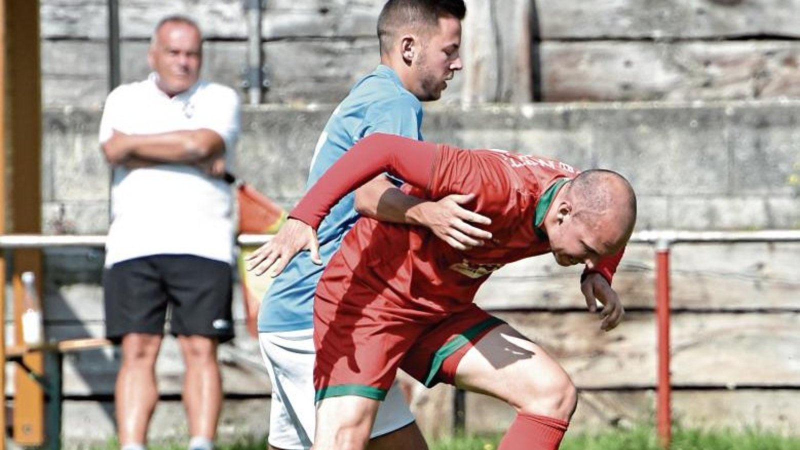 Luka Loncar vom TSV Häfnerhaslach (links) geht beim 2:0-Sieg seiner Mannschaft auf dem Heiligenberg Ingo Kugel vom TSV Nussdorf vehement an. Foto: Leitner