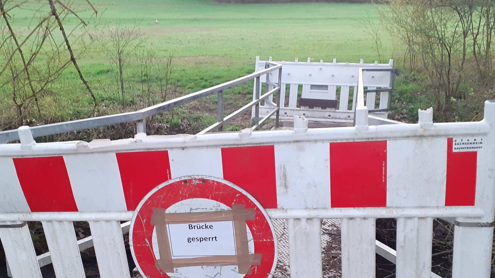 Seit knapp vier Jahren gesperrt: die von Ausflüglern viel genutzte Kirbachbrücke in Hohenhaslach.  Foto: Glemser