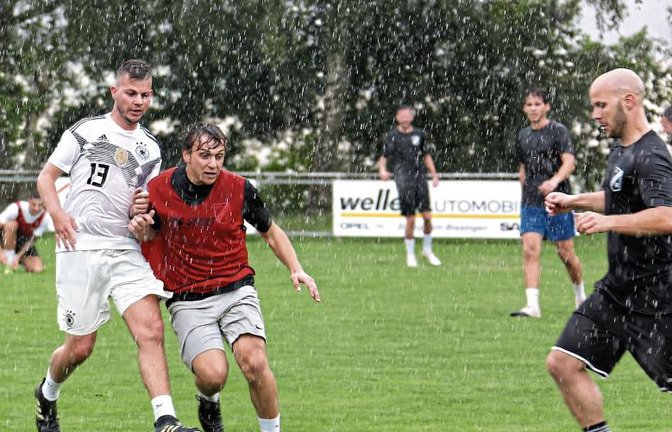 Bei heftigem Regen wurde gestern in Häfnerhaslach erstmals trainiert. Foto: Küppers