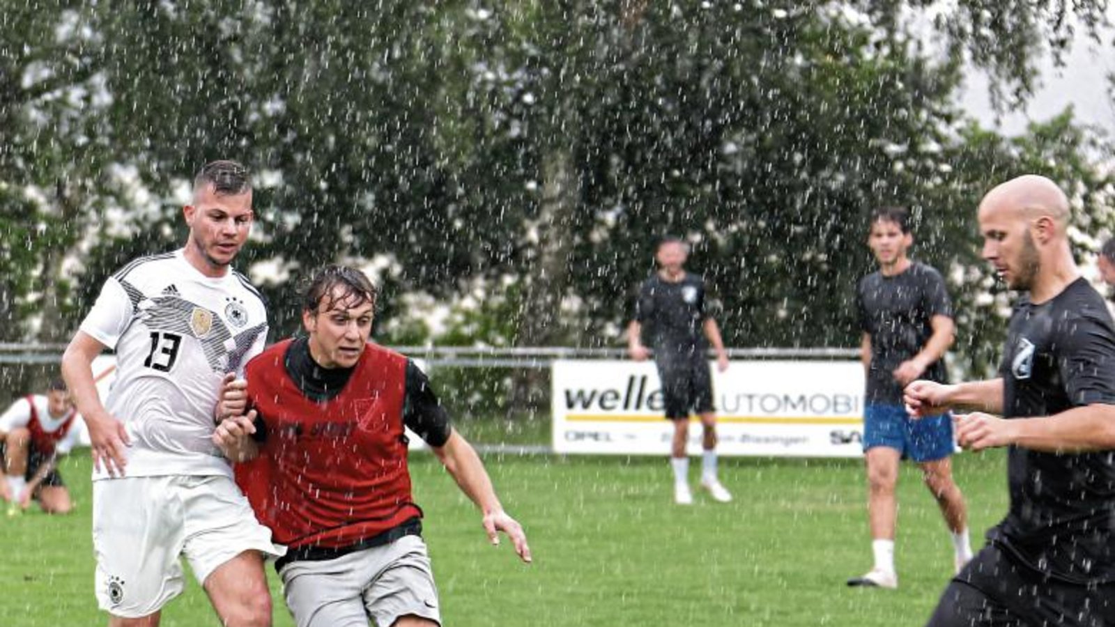 Bei heftigem Regen wurde gestern in Häfnerhaslach erstmals trainiert. Foto: Küppers Bei heftigem Regen wurde gestern in Häfnerhaslach erstmals trainiert. Foto: Küppers