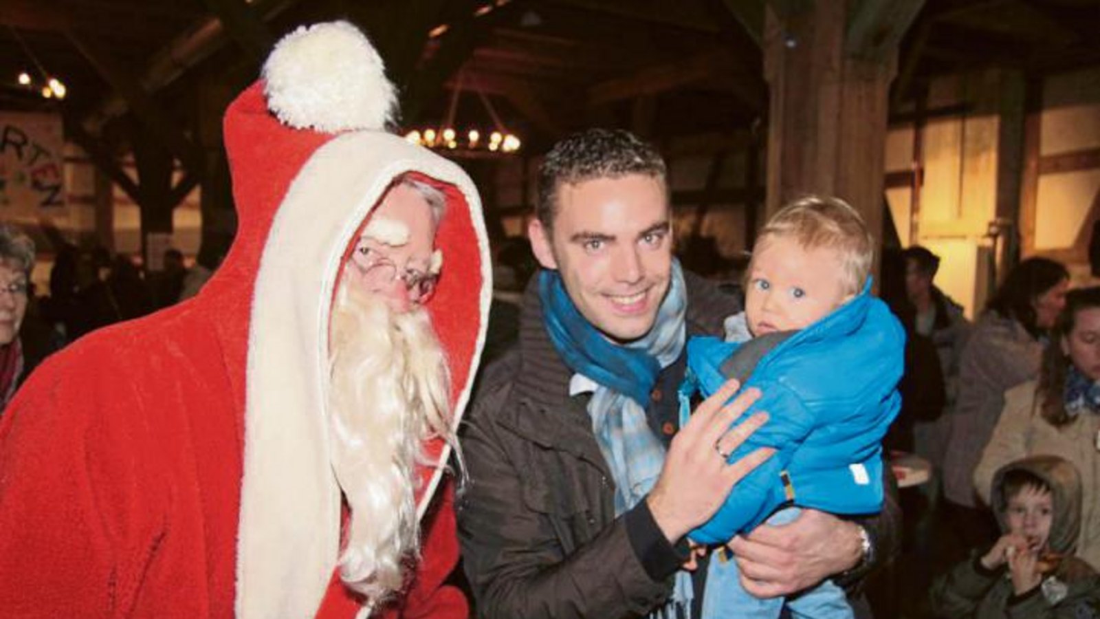 Kämmerer Frank Wittendorfer mit Sohn Louis beim Weihnachtsmann in Oberriexingen.