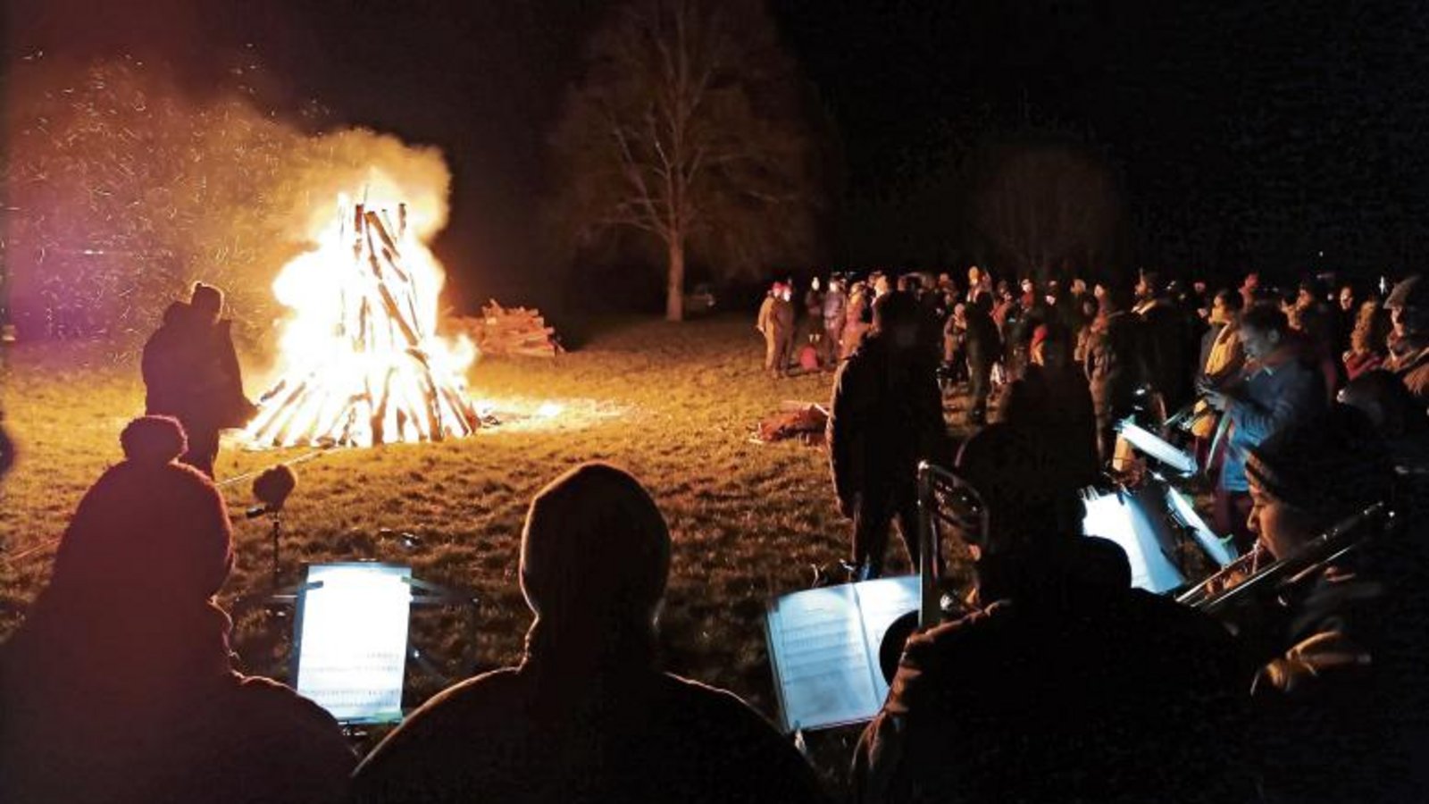 Gegen 21 Uhr schien das Wetter noch mitzuspielen. Beim probeweisen Abbrennen des ersten Osterfeuers an der Linde lief aber noch keine Kamera mit. Foto: Banholzer Gegen 21 Uhr schien das Wetter noch mitzuspielen. Beim probeweisen Abbrennen des ersten Osterfeuers an der Linde lief aber noch keine Kamera mit. Foto: Banholzer