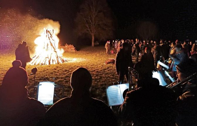 Gegen 21 Uhr schien das Wetter noch mitzuspielen. Beim probeweisen Abbrennen des ersten Osterfeuers an der Linde lief aber noch keine Kamera mit.  Foto: Banholzer