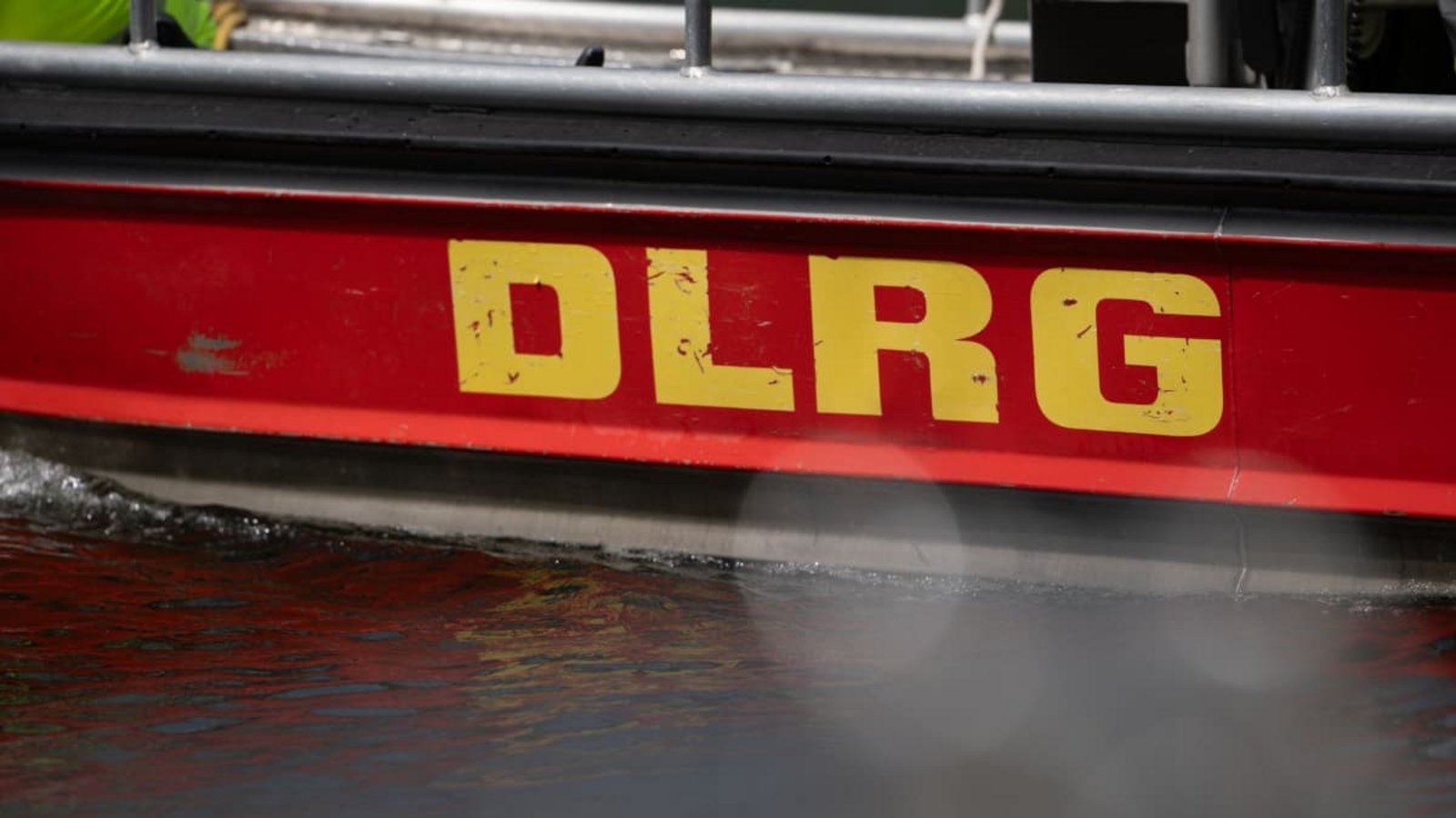 Das Logo der Deutsche Lebens-Rettungs-Gesellschaft (DLRG) auf einem Boot - aus einem wohl zu unrecht ausgestellten Zertifikat hat man Konsequenzen gezogen. (Symbolbild)Markus Lenhardt/dpa Das Logo der Deutsche Lebens-Rettungs-Gesellschaft (DLRG) auf einem Boot - aus einem wohl zu unrecht ausgestellten Zertifikat hat man Konsequenzen gezogen. (Symbolbild)Markus Lenhardt/dpa