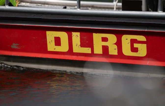 Das Logo der Deutsche Lebens-Rettungs-Gesellschaft (DLRG) auf einem Boot - aus einem wohl zu unrecht ausgestellten Zertifikat hat man Konsequenzen gezogen. (Symbolbild)<span class='image-autor'>Markus Lenhardt/dpa</span>