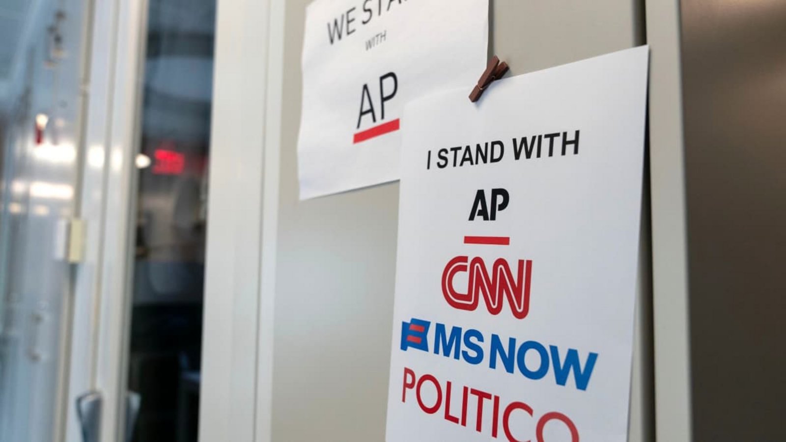 Im Presseraum des Weißen Hauses in Washington ist ein Schild zur Unterstützung der Nachrichtenmedien zu sehen.Jose Luis Magana/FR159526 AP/dpa Im Presseraum des Weißen Hauses in Washington ist ein Schild zur Unterstützung der Nachrichtenmedien zu sehen.Jose Luis Magana/FR159526 AP/dpa