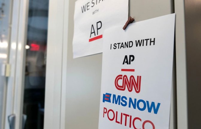 Im Presseraum des Weißen Hauses in Washington ist ein Schild zur Unterstützung der Nachrichtenmedien zu sehen.<span class='image-autor'>Jose Luis Magana/FR159526 AP/dpa</span>