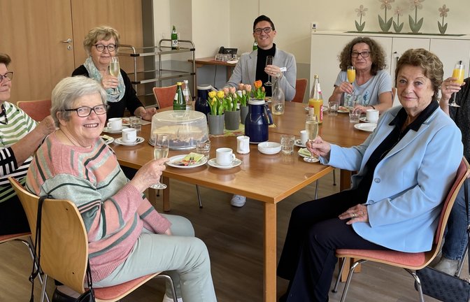 Kaffeeklatsch für ehrenamtliche Helfer (von links): Sofie Zogel, Elisabeth Truckses, Gudrun Meißner, Hausdirektor Michael Dohrmann, Bettina Nägele, Sigi Grefe und Isabella Mauch.  <span class='image-autor'>Foto: p</span>