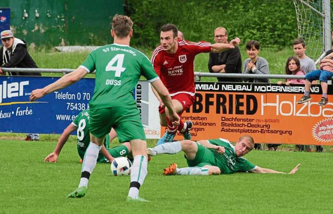 Ron Räpple (Mitte) wird von nun an für den SV Horrheim auflaufen und versuchen, die Lücke, die Jovan und Marko Gazinkovski gerissen haben, in der Offensive zu schließen. Foto: Nachreiner
