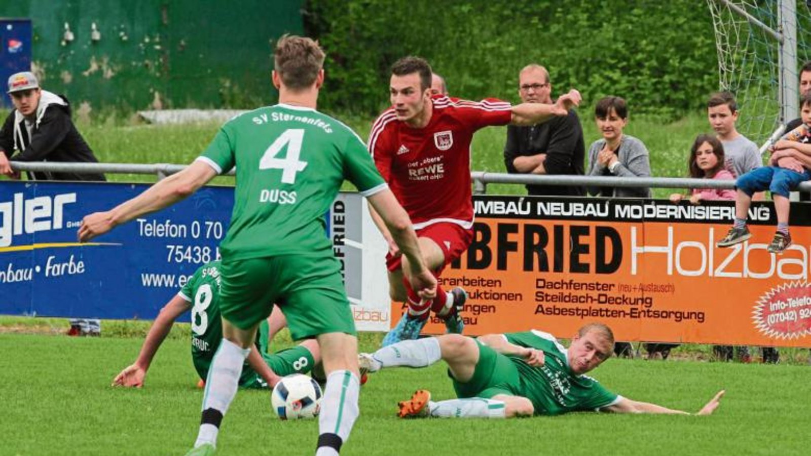 Ron Räpple (Mitte) wird von nun an für den SV Horrheim auflaufen und versuchen, die Lücke, die Jovan und Marko Gazinkovski gerissen haben, in der Offensive zu schließen. Foto: Nachreiner Ron Räpple (Mitte) wird von nun an für den SV Horrheim auflaufen und versuchen, die Lücke, die Jovan und Marko Gazinkovski gerissen haben, in der Offensive zu schließen. Foto: Nachreiner