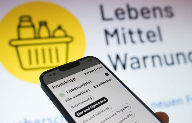 Die Kategorienauswahl der App «Lebensmittelwarnung.de» ist während einer Pressekonferenz des Bundesamts für Verbraucherschutz und Lebensmittelsicherheit zu sehen. (Symbolbild)<span class='image-autor'>Sebastian Gollnow/dpa</span>