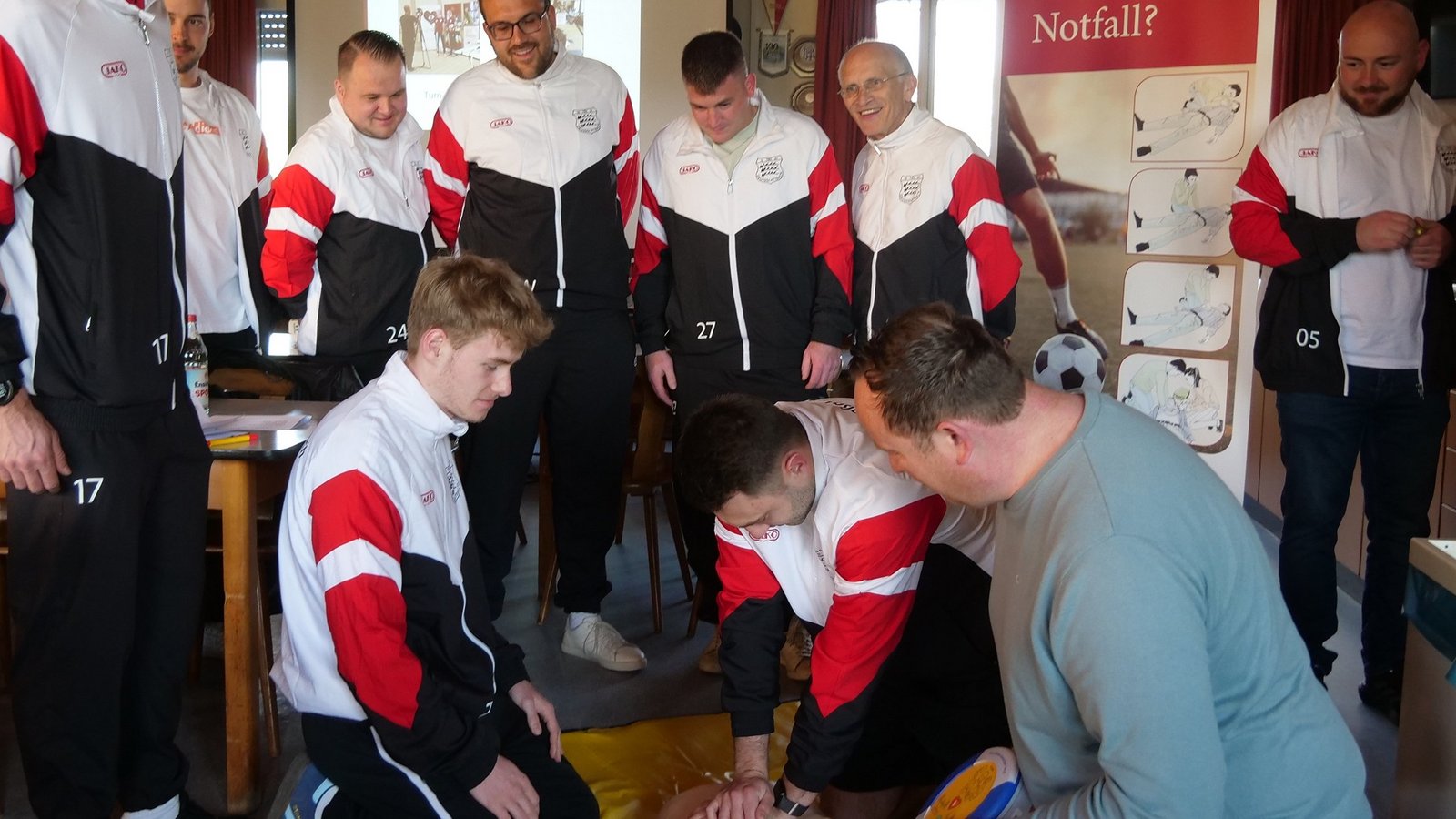 Fußballer des TSV Großglattbach üben im Rahmen eines Erste-Hilfe-Trainings vor allem die Wiederbelebung. Foto: Friedrich Fußballer des TSV Großglattbach üben im Rahmen eines Erste-Hilfe-Trainings vor allem die Wiederbelebung. Foto: Friedrich