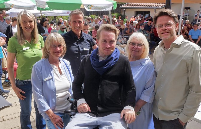 Stargast Samuel Koch (Mitte) ist mit Botschafter Klaus-André Eickhoff (rechts) zu Besuch in der Familienherberge. <span class='image-autor'>Fotos: Friedrich</span>