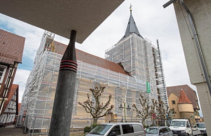 Die Stadtkirche ist komplett eingerüstet. Bis Herbst soll die umfangreiche und notwendige Außensanierung abgeschlossen sein.  Foto: Kalb
