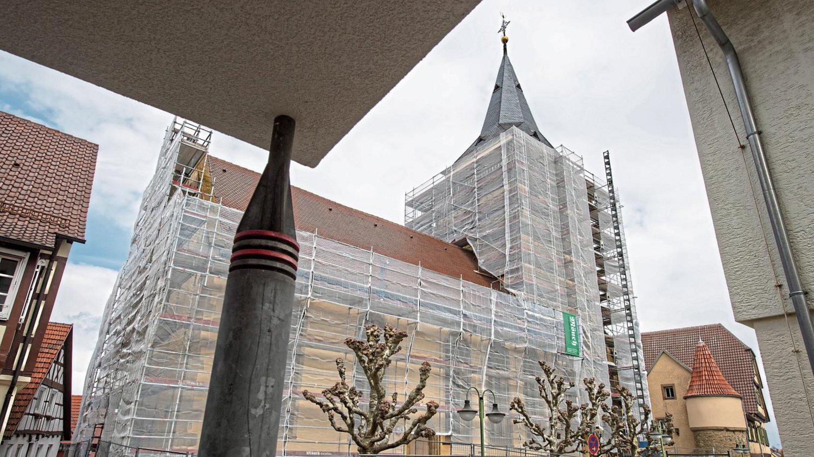 Die Stadtkirche ist komplett eingerüstet. Bis Herbst soll die umfangreiche und notwendige Außensanierung abgeschlossen sein. Foto: Kalb Die Stadtkirche ist komplett eingerüstet. Bis Herbst soll die umfangreiche und notwendige Außensanierung abgeschlossen sein. Foto: Kalb