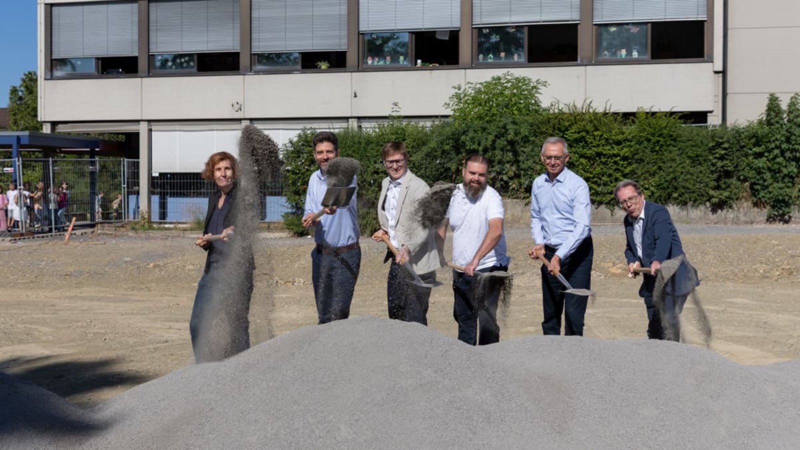 Spatenstich für den Erweiterungsbau der GMS Maichingen (v.l.n.r.: Bürgermeisterin Dr. Corinna Clemens, kommissarischer Schulleiter Herr Dürr, Oberbürgermeister Markus Kleemann, Benjamin Heller von KTL Architekten Rottweil, Erster Bürgermeister Christian Gangl, Ortsvorsteher Wolfgang Stierle) (Stadt Sindelfingen)Benjamin Knoblauch Spatenstich für den Erweiterungsbau der GMS Maichingen (v.l.n.r.: Bürgermeisterin Dr. Corinna Clemens, kommissarischer Schulleiter Herr Dürr, Oberbürgermeister Markus Kleemann, Benjamin Heller von KTL Architekten Rottweil, Erster Bürgermeister Christian Gangl, Ortsvorsteher Wolfgang Stierle) (Stadt Sindelfingen)Benjamin Knoblauch