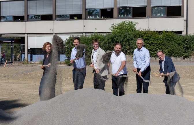 Spatenstich für den Erweiterungsbau der GMS Maichingen (v.l.n.r.: Bürgermeisterin Dr. Corinna Clemens, kommissarischer Schulleiter Herr Dürr, Oberbürgermeister Markus Kleemann, Benjamin Heller von KTL Architekten Rottweil, Erster Bürgermeister Christian Gangl, Ortsvorsteher Wolfgang Stierle) (Stadt Sindelfingen)<span class='image-autor'>Benjamin Knoblauch</span>