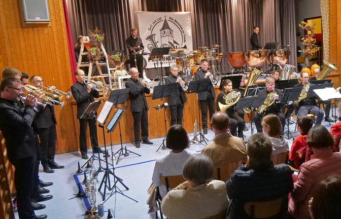 Zum Jubiläumswochenende ist die TSV-Halle in Großglattbach proppenvoll, als das Auenwald Brass Ensemble aufspielt.  <span class='image-autor'>Foto: Friedrich</span>