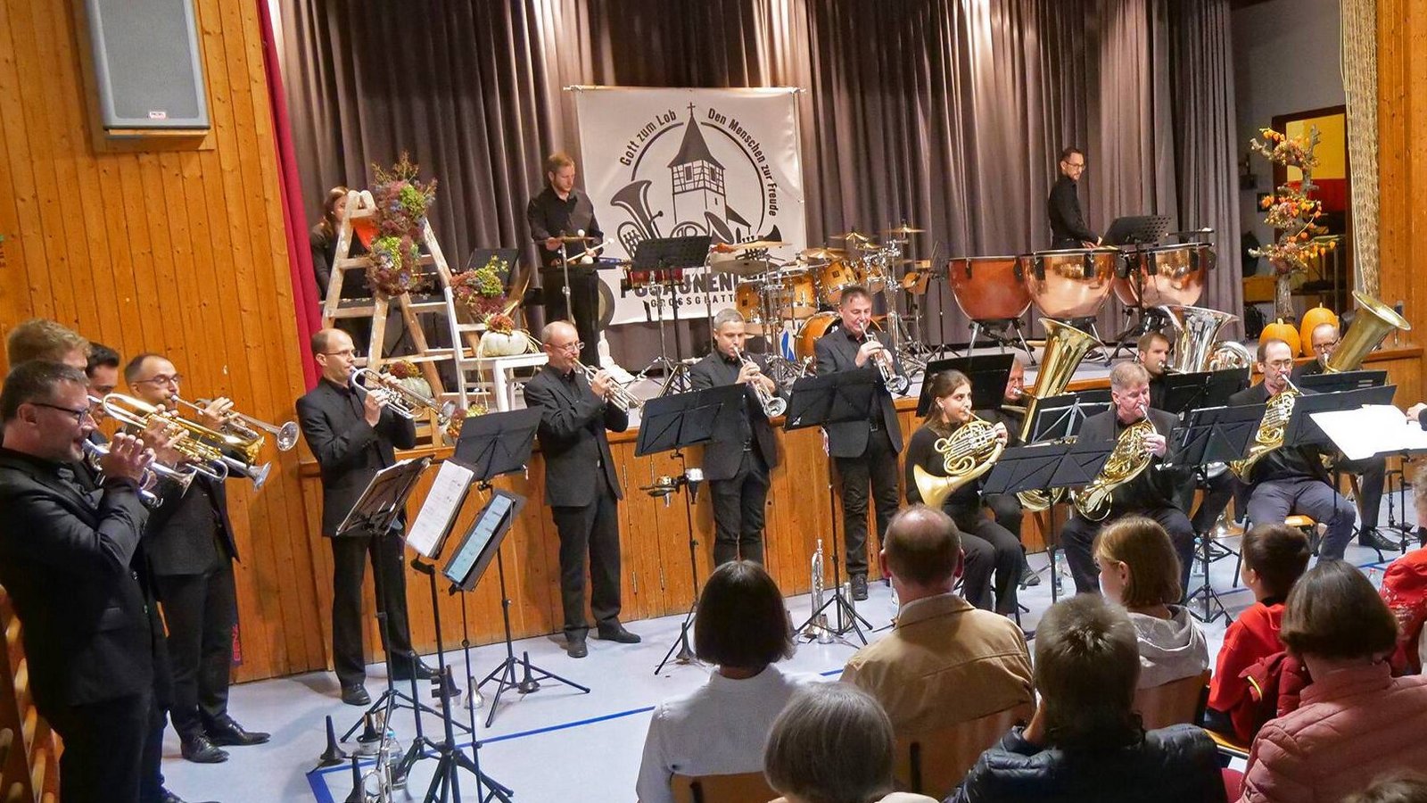 Zum Jubiläumswochenende ist die TSV-Halle in Großglattbach proppenvoll, als das Auenwald Brass Ensemble aufspielt. Foto: Friedrich Zum Jubiläumswochenende ist die TSV-Halle in Großglattbach proppenvoll, als das Auenwald Brass Ensemble aufspielt. Foto: Friedrich