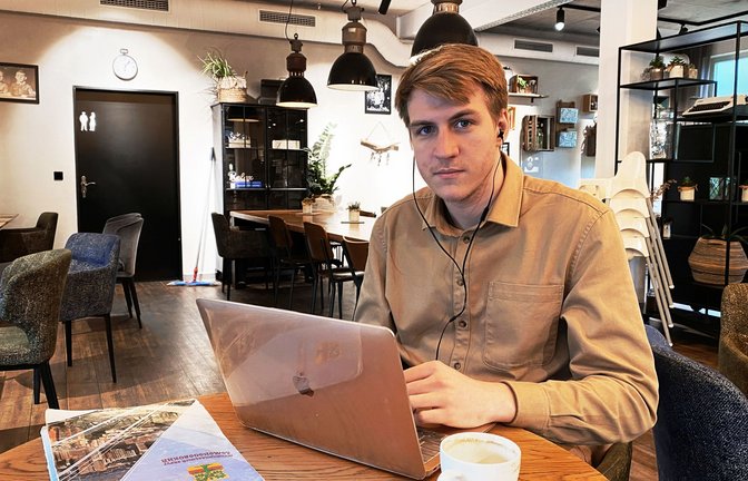 Der Jurist Artjom Klyga arbeitet  in einem Baiersbronner Café. In seinem Zimmer ist das Internet zu langsam.<span class='image-autor'>Foto: Philip Barnstorf</span>