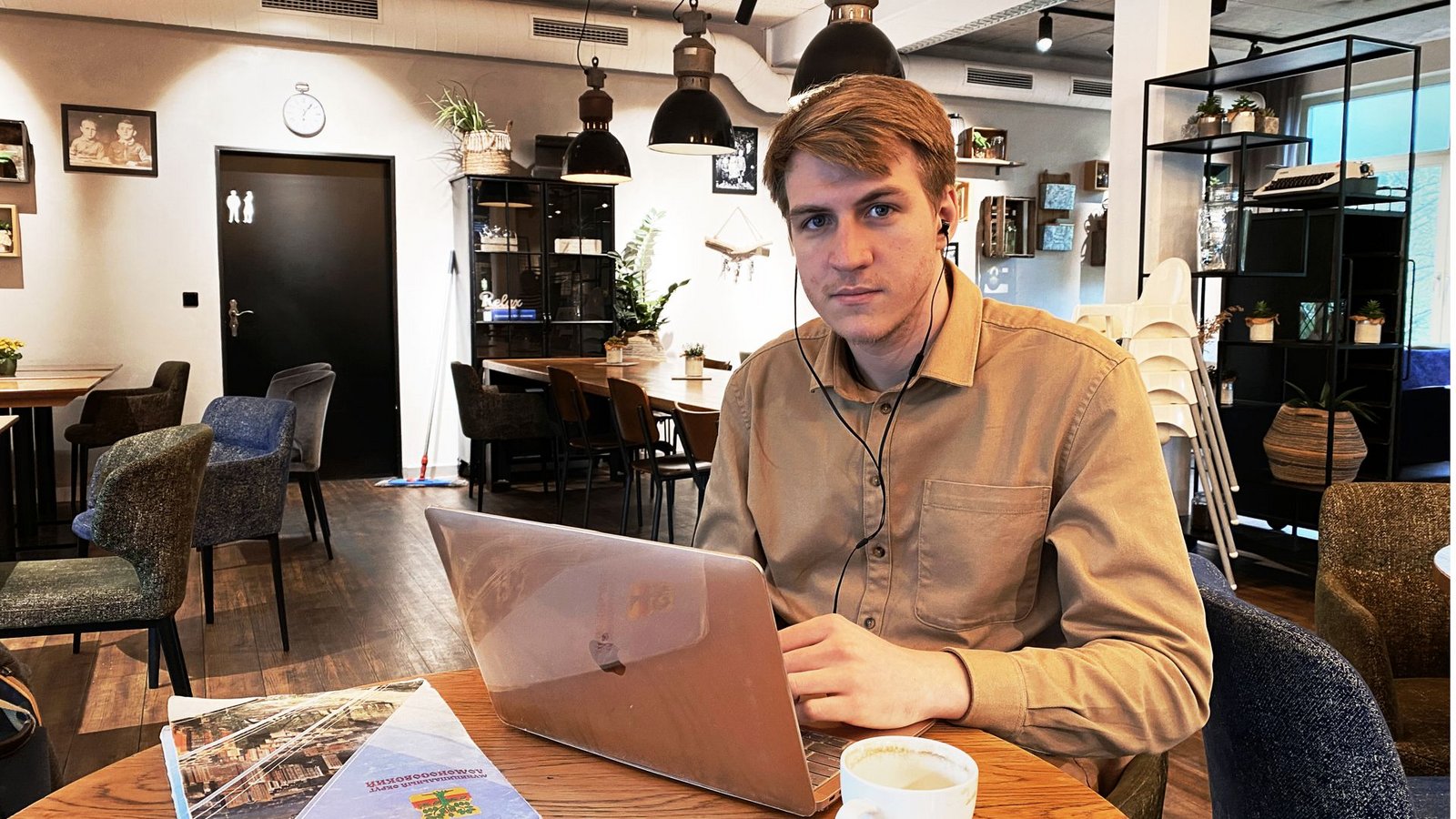 Der Jurist Artjom Klyga arbeitet in einem Baiersbronner Café. In seinem Zimmer ist das Internet zu langsam.Foto: Philip Barnstorf Der Jurist Artjom Klyga arbeitet in einem Baiersbronner Café. In seinem Zimmer ist das Internet zu langsam.Foto: Philip Barnstorf