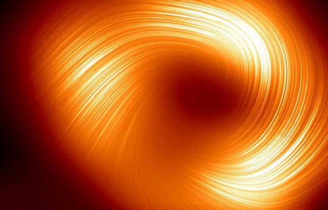 Blick auf das supermassereiche schwarze Loch Sagittarius A* im Herzen der Milchstraße im polarisierten Licht: Spiralförmig drehen sich die Magnetfelder um den zentralen Schatten des Schwarzen Lochs.<span class='image-autor'>Foto: EHT Collaboration/Eso</span>