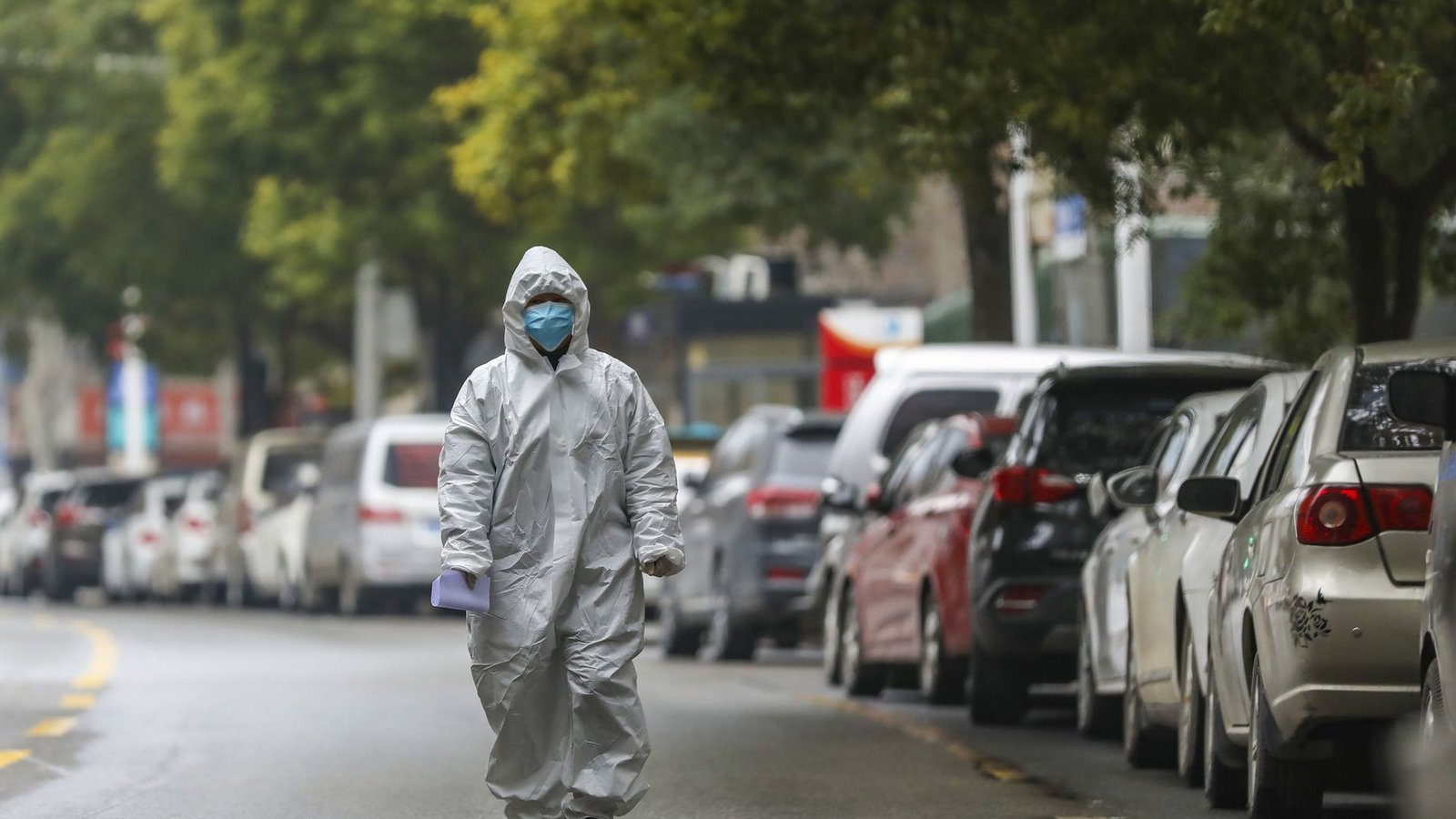 Fast leere Straßen und Menschen in Schutzanzügen: Die Zustände im chinesischen Wuhan, wo das Virus erstmals entdeckt wurde, waren im Januar 2020 auch ein Vorbote für Deutschland.Foto: AP/Chinatopix Fast leere Straßen und Menschen in Schutzanzügen: Die Zustände im chinesischen Wuhan, wo das Virus erstmals entdeckt wurde, waren im Januar 2020 auch ein Vorbote für Deutschland.Foto: AP/Chinatopix