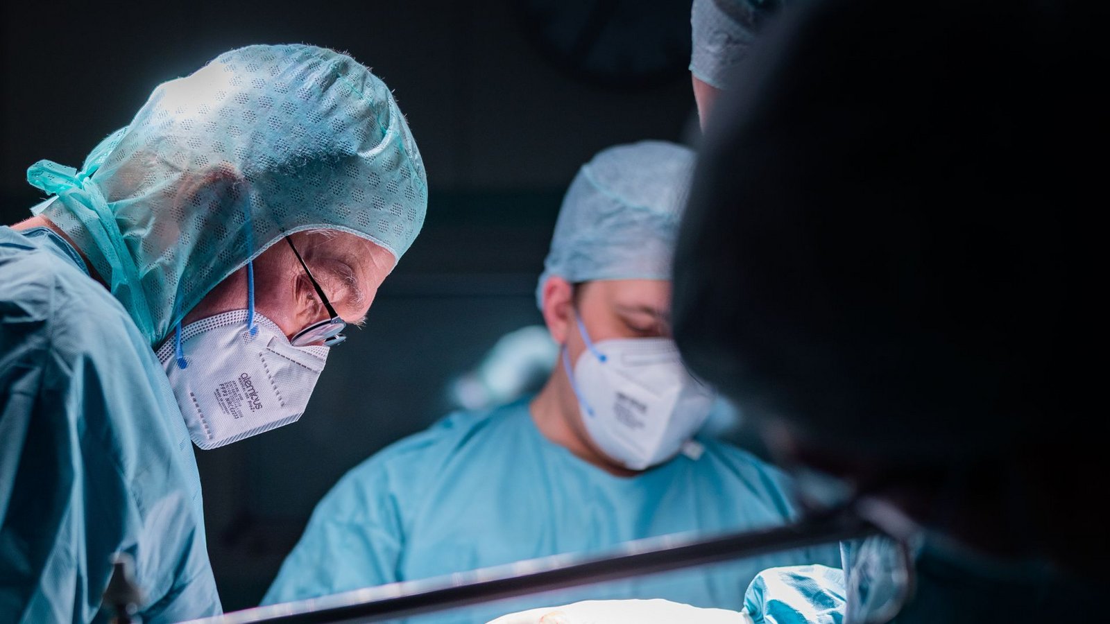 Ärzte in einem Krankenhaus: Die Zahl der Kaiserschnitte im Südwesten nimmt zu (Symbolfoto).Foto: IMAGO/Funke Foto Services/JakobxStudnar Ärzte in einem Krankenhaus: Die Zahl der Kaiserschnitte im Südwesten nimmt zu (Symbolfoto).Foto: IMAGO/Funke Foto Services/JakobxStudnar