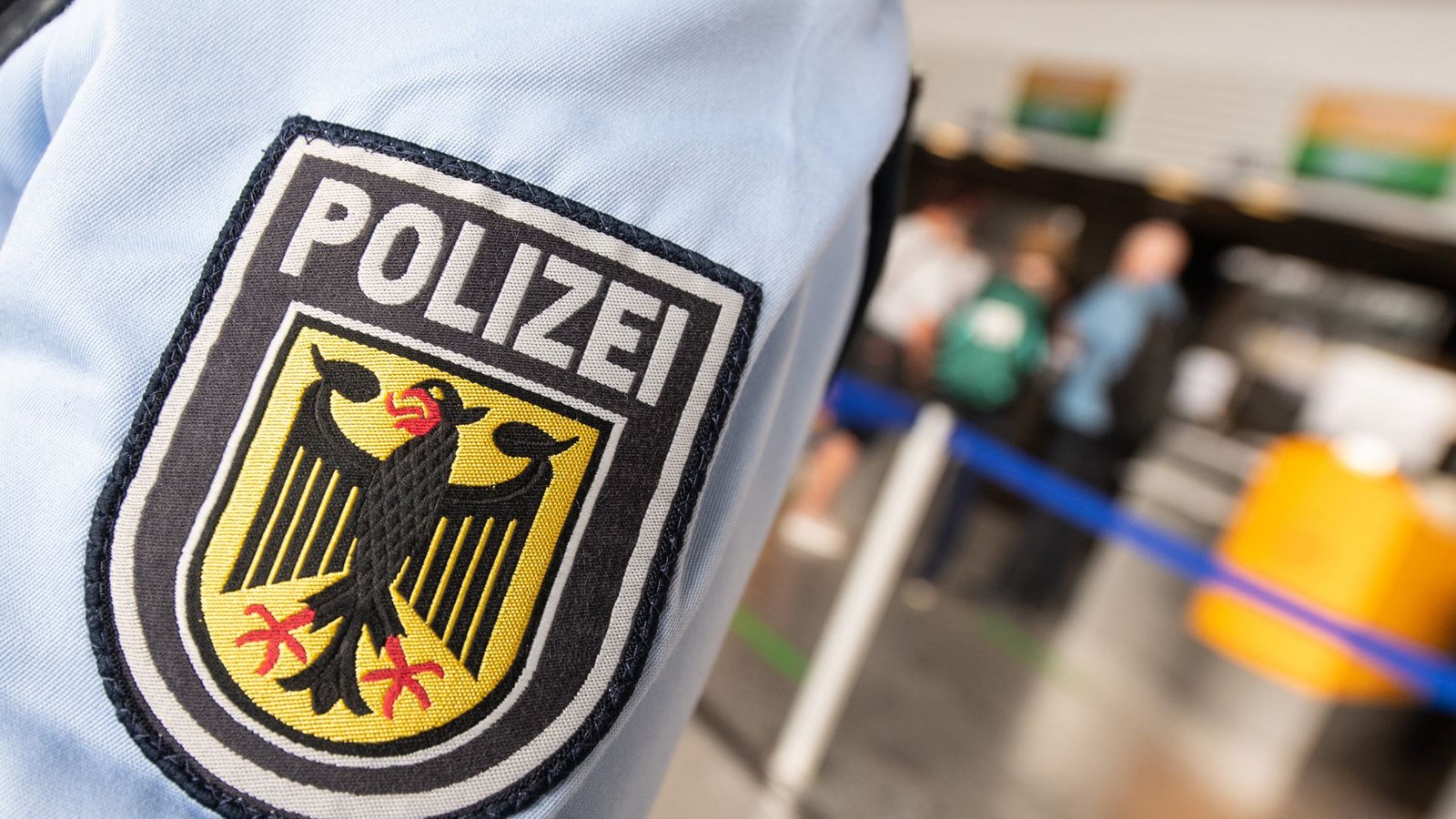 Ärmelabzeichen der Bundespolizei: 18 Tage Schweigen.Foto: dpa/Boris Roessler Ärmelabzeichen der Bundespolizei: 18 Tage Schweigen.Foto: dpa/Boris Roessler