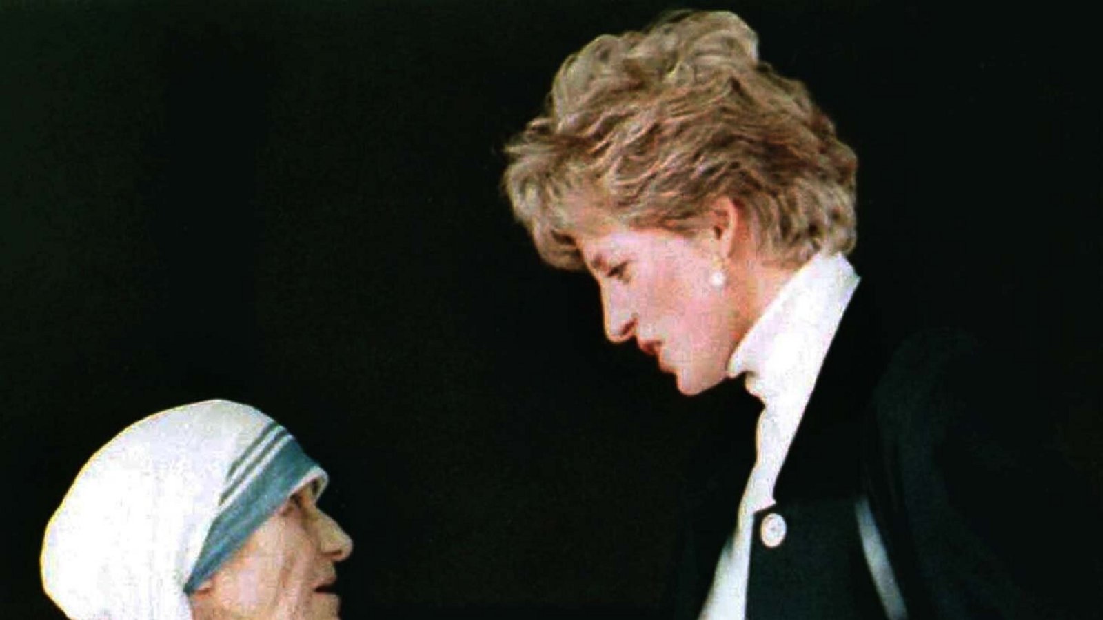 1992: Mutter Teresa und Prinzessin Diana reichen sich bei einer Zusammenkunft in Rom die HändeFoto: picture-alliance/ dpa | epa Pool