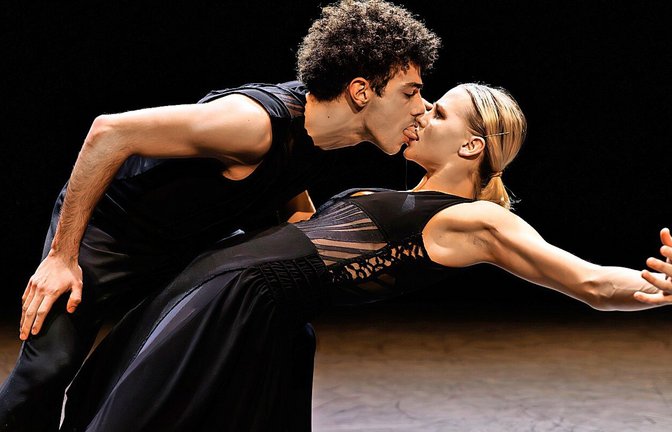 Zusammengeklebt: Giuseppe Iodice und Ashton Benn in Aszure Bartons Duett  „Lascilio Peder“.<span class='image-autor'>Foto: Gauthier Dance/Jeanette Bak</span>