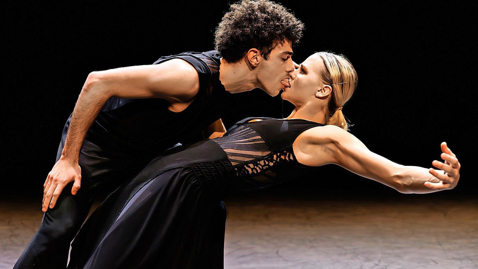 Zusammengeklebt: Giuseppe Iodice und Ashton Benn in Aszure Bartons Duett  „Lascilio Peder“.Foto: Gauthier Dance/Jeanette Bak