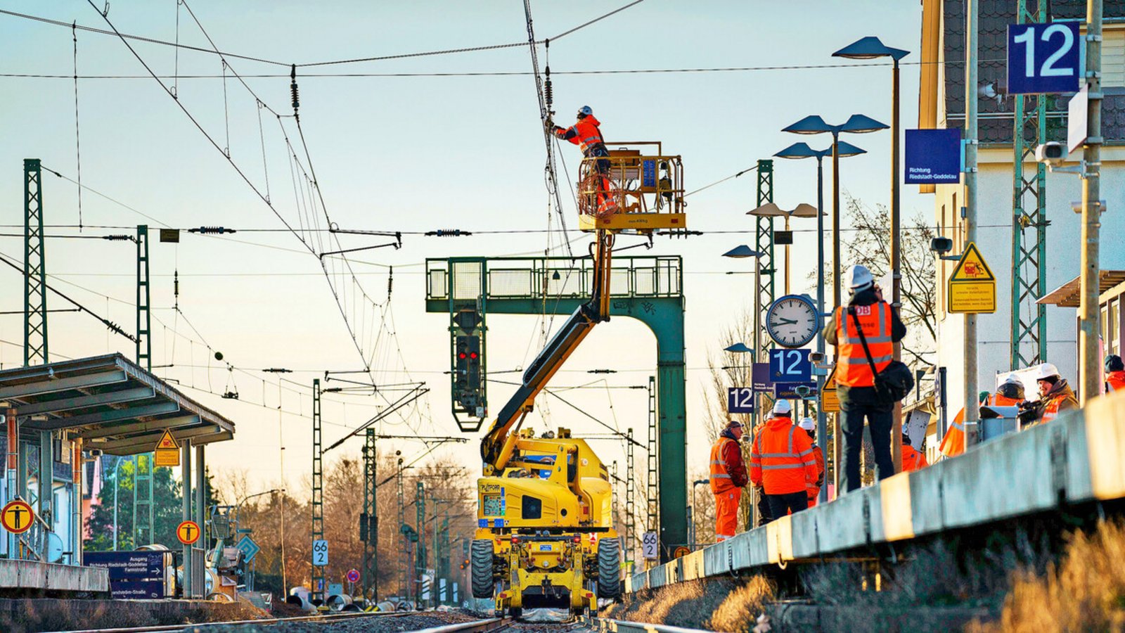 An der Riedbahn zwischen Mannheim und Frankfurt wird zurzeit über Monate mächtig gebaut.Foto: dpa/Andreas Arnold An der Riedbahn zwischen Mannheim und Frankfurt wird zurzeit über Monate mächtig gebaut.Foto: dpa/Andreas Arnold